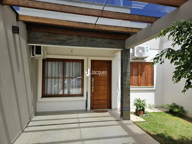 Fachada de uma residência em Lajeado, Brasil, mostrando a entrada e a área externa.