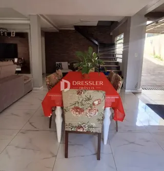 Sala de estar com piso de porcelanato claro e paredes em tom neutro.