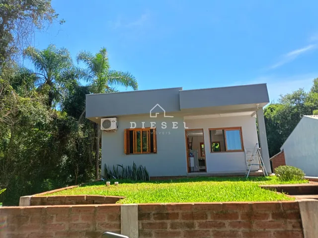 Fachada de uma casa moderna com jardim em Lajeado, Brasil.