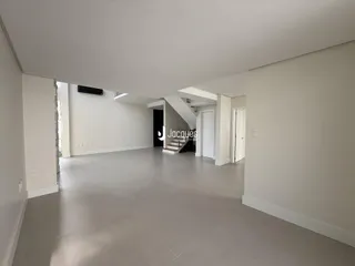 Vista de um hall amplo e iluminado em um imóvel.