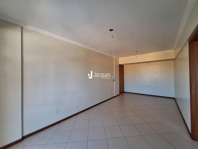 Corredor interno com piso de cerâmica claro.
