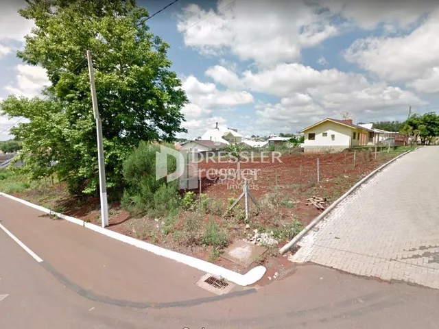 Vista externa da propriedade ao longo de uma estrada.