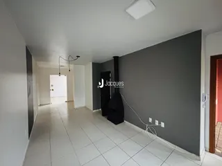 Foto do corredor interno de uma residência.