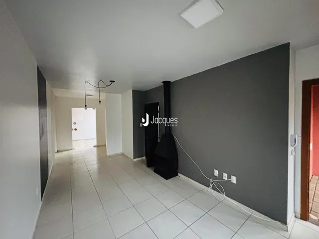 Foto do corredor interno de uma residência.