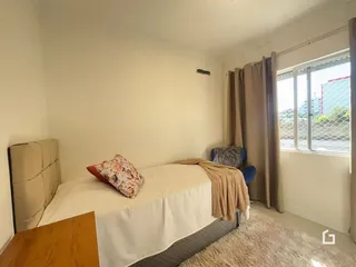 Quarto com cama e janela em um imóvel.