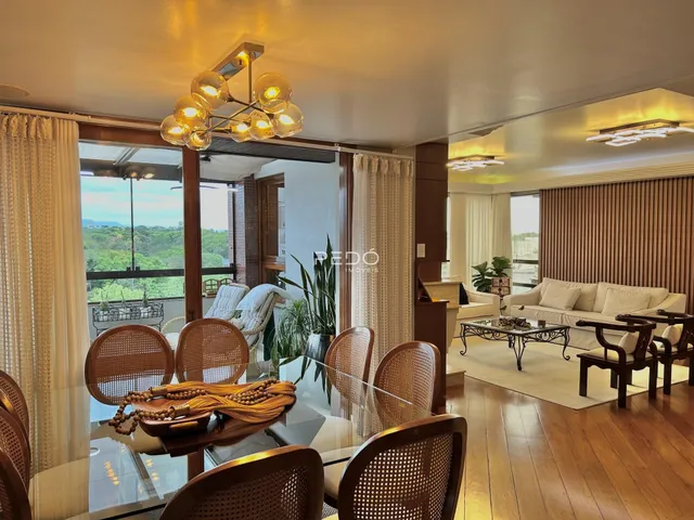 Sala de estar e jantar com vista para a paisagem verde.