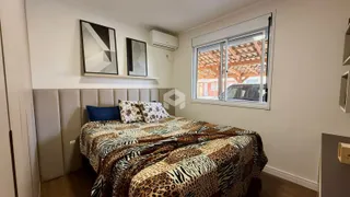 Quarto com cama e janela em um imóvel no Brasil.