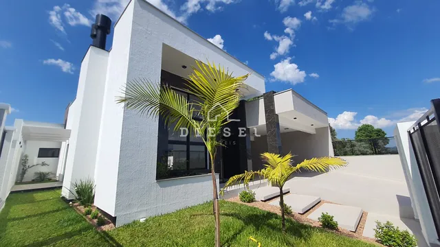 Fachada moderna de uma residência em Lajeado com paisagismo.