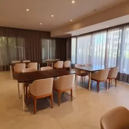 Foto de um ambiente interno com uma mesa e cadeiras.