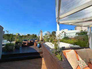 Vista de uma área externa com deck de madeira e banheira de hidromassagem em Lajeado.