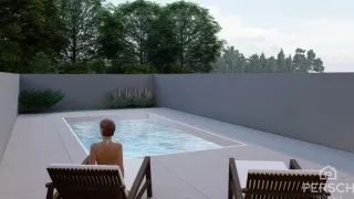 Foto de uma piscina externa com espreguiçadeiras em um ambiente com vegetação.