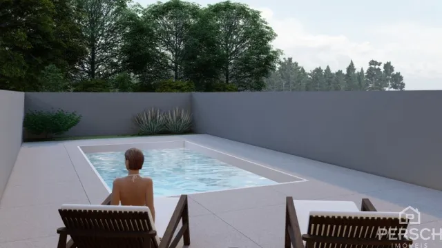 Foto de uma piscina externa com espreguiçadeiras em um ambiente com vegetação.