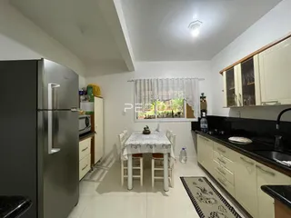 Interior de uma cozinha com mesa de jantar e janela em Lajeado, Brasil.
