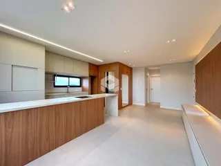 Vista da cozinha moderna com armários de madeira.