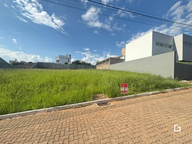 Foto da fachada de uma residência em Lajeado, Brasil, com área gramada em primeiro plano.