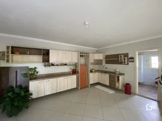 Ambiente interno com armários de madeira e piso claro.
