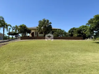 Vista da fachada de uma residência em Lajeado, Brasil, com jardim gramado.