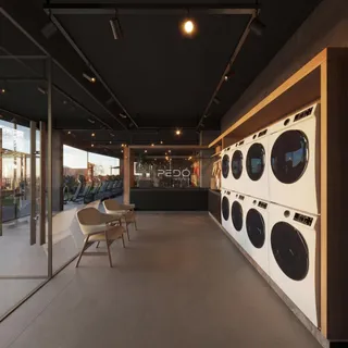 Ambiente moderno com portas de vidro e área de serviço em uma residência.