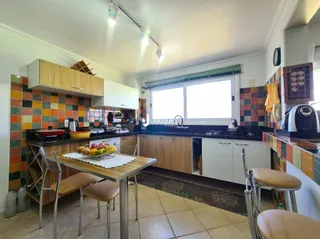 Foto de uma cozinha com armários de madeira e piso cerâmico.