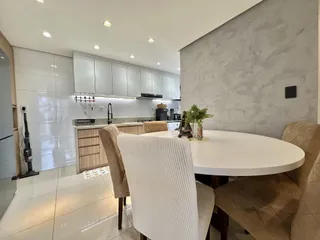 Vista de uma sala de jantar com cozinha moderna em Lajeado.