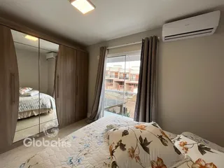 Quarto com janela e vista para o exterior.