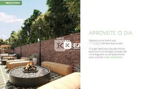 Vista externa de um jardim com vegetação e parede de tijolos.