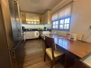 Foto de uma cozinha e sala de jantar em um imóvel no Brasil.