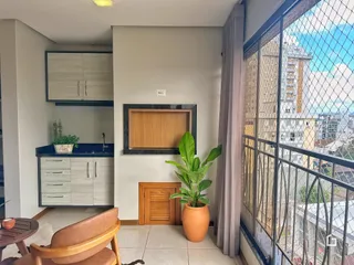 Sala de estar com vista para a paisagem urbana de Lajeado.