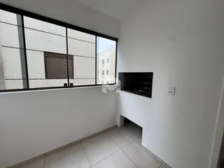 Vista interna de um ambiente com grande janela.