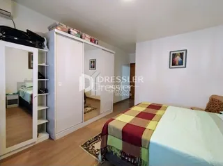 Quarto com armários embutidos e cama