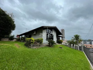 Fachada de uma casa com jardim gramado em Lajeado, Brasil.