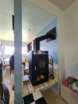 Interior de uma sala com reflexo de parede e estrutura arquitetônica.