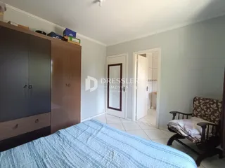 Quarto com armário e cama em um imóvel no Brasil.