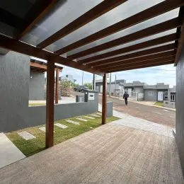 Vista de uma área externa com estrutura de madeira em um imóvel em Lajeado.