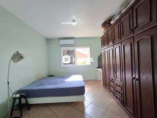 Quarto com cama e armário de madeira em um apartamento.
