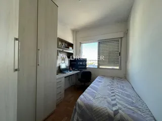 Quarto com armário e janela em um imóvel em Lajeado.