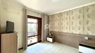 Sala com parede decorada e piso cerâmico na residência.