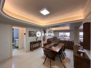 Sala de jantar e estar com piso de madeira clara.