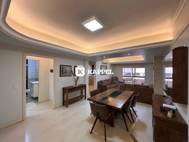 Sala de jantar e estar com piso de madeira clara.