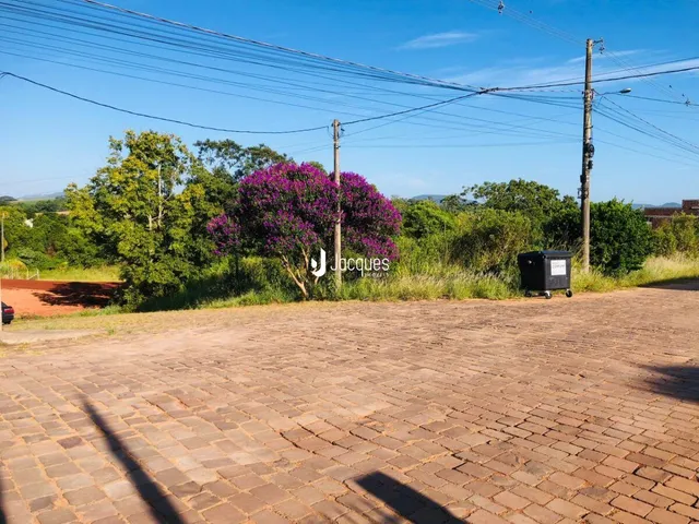 Vista externa de uma área pavimentada com tijolos no exterior da propriedade.