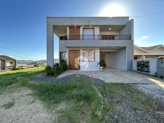 Fachada de uma residência moderna em Lajeado, Brasil, com área externa.