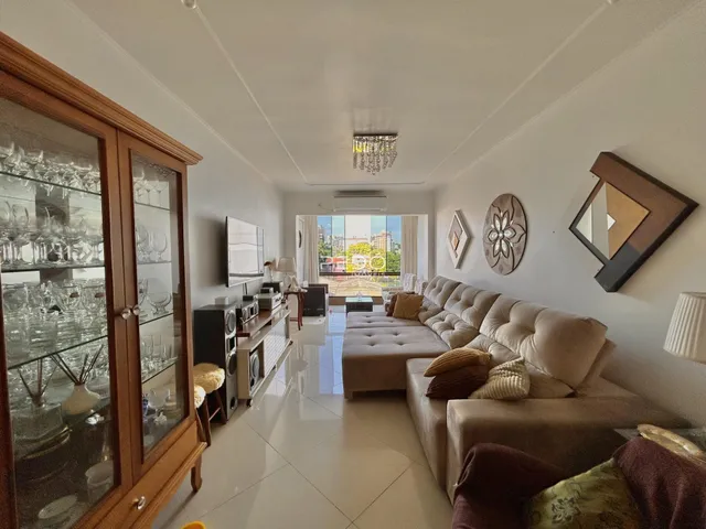 Sala de estar moderna com sofá e decoração em um apartamento no Brasil.