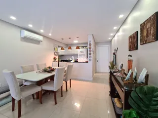 Sala de jantar com mesa e cadeiras em um imóvel.