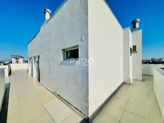Fachada de uma residência em Lajeado, Brasil, com área externa pavimentada.