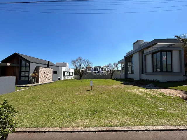Vista externa de uma residência em Lajeado, Brasil, com um grande gramado.