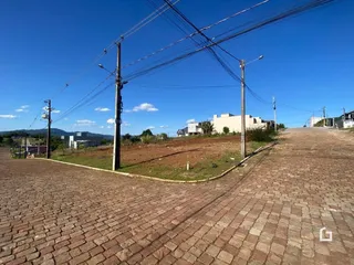 Vista externa de uma área pavimentada com tijolos no Brasil.