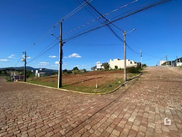Vista externa de uma área pavimentada com tijolos no Brasil.