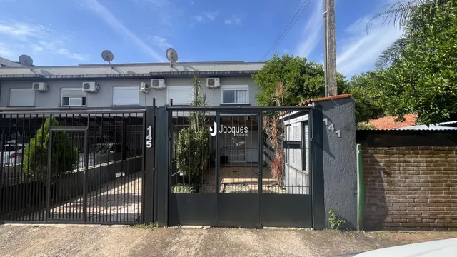 Fachada de uma residência com portão de ferro preta em Lajeado.