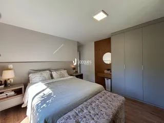 Quarto com cama e armário de madeira em um imóvel.