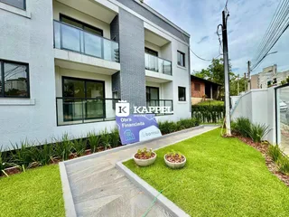 Foto da fachada de um prédio residencial com jardim e sacada em Lajeado, Brasil.